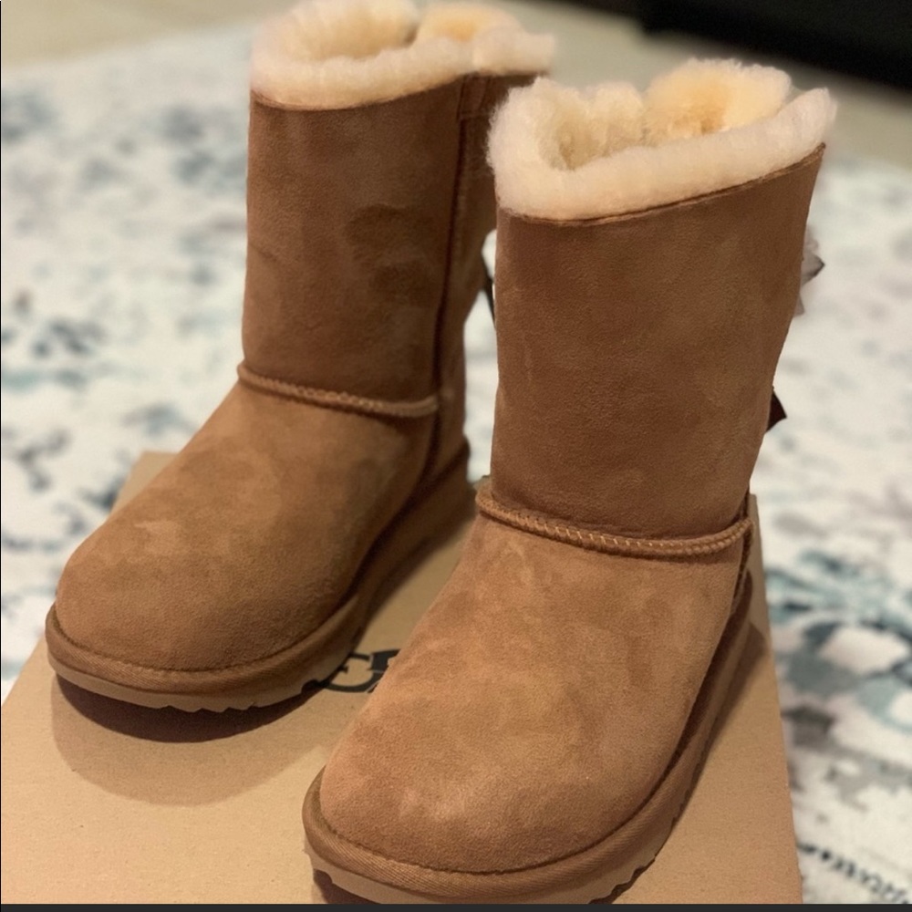 Kids bow style Ugg shoes